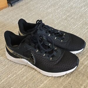 Women's Nike Legend Essential 2 Premium Size 8.5